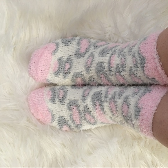 $3 Pink snow leopard socks soft fluffy gray white - Picture 3 of 7